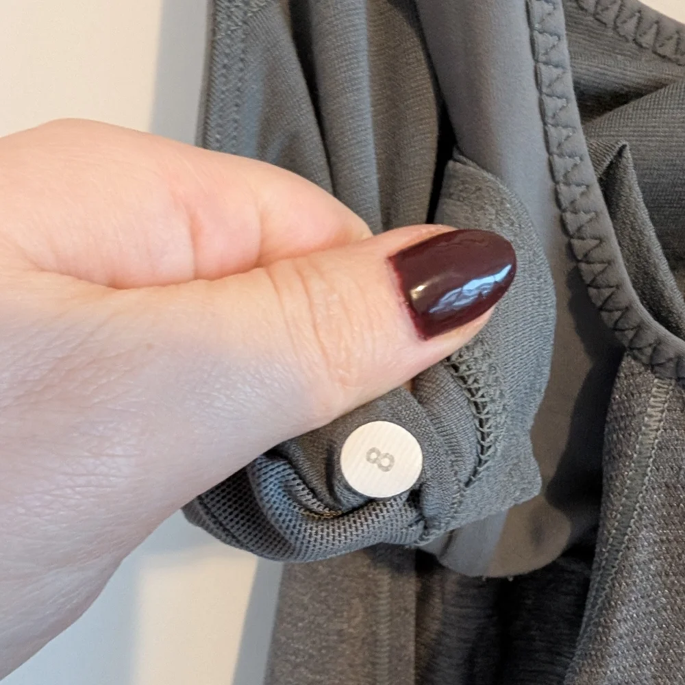 Lululemon/Gray Sport Top sz 8 - Picture 5 of 6
